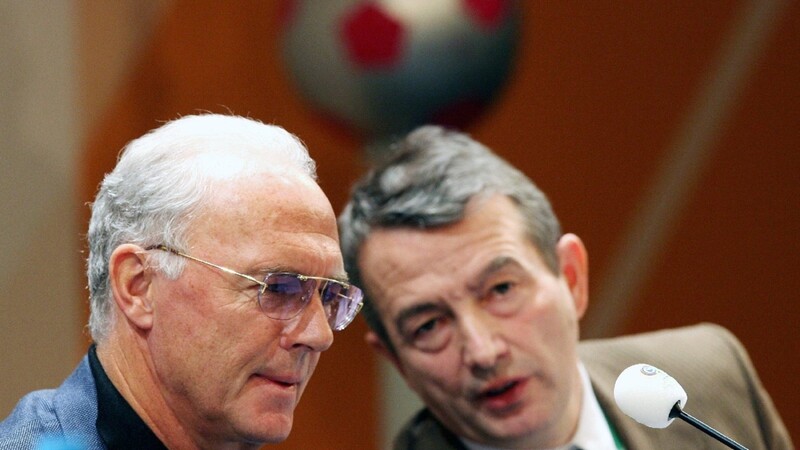 Der FIFA-Skandal hat den deutschen Fußball erreicht. Im Fokus stehen DFB-Präsident Niersbach (rechts) und Franz Beckenbauer.