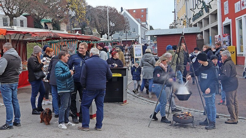 Groß war die Zahl der Besucher beim Adventsmarkt und bunt war das Angebot an Essen und wärmenden Getränken.