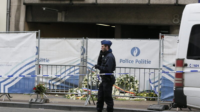 Der Selbstmordattentäter in der Brüsseler Metro war nach Informationen des belgischen Senders RTBF nicht alleine unterwegs.