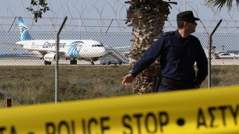 Ein Airbus der ägyptischen Gesellschaft Egyptair ist am Dienstag auf einem Inlandsflug entführt worden und auf dem Flughafen der zyprischen Hafenstadt Larnaka gelandet.