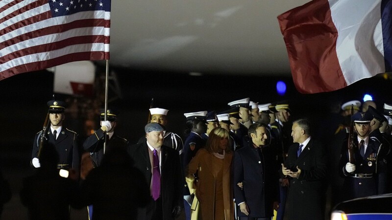 Der französische Präsident Emmanuel Macron und seine Frau Brigitte Macron kommen auf dem Luftwaffenstützpunkt Andrews im US-Bundesstaat Minnesota an.