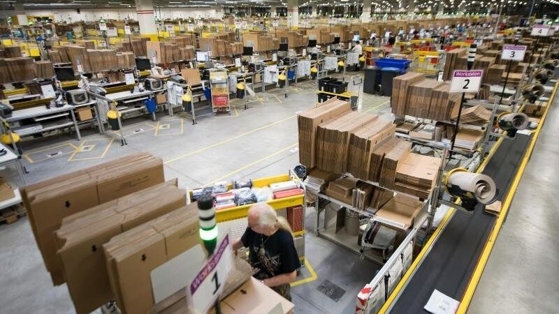 Amazon hat knapp 13 000 Mitarbeiter in Deutschland und stellt in der Weihnachtszeit Tausende von Aushilfen für seine zwölf Warenlager ein.