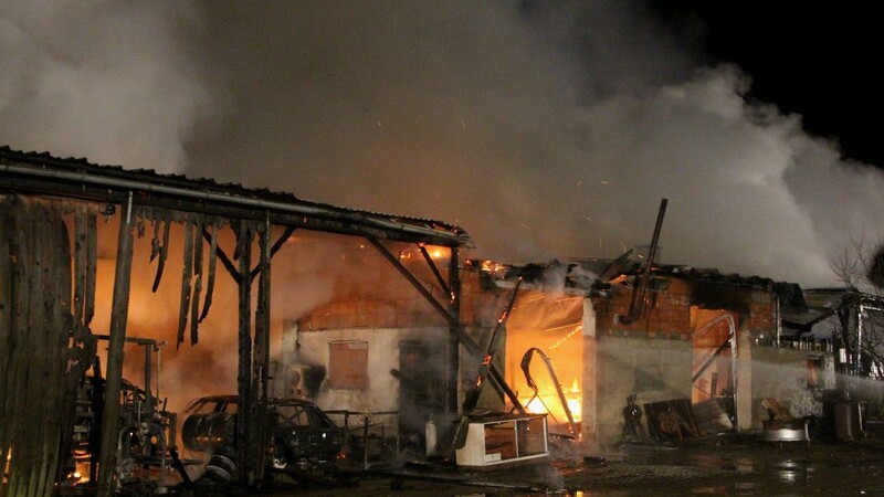 Ein Brand in einer landwirtschaftlichen Halle hielt die Feuerwehr auf Trab.