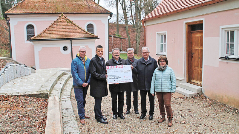 Mit einem Spendenscheck über 2 500 Euro unterstützt die Sparkasse die Aktivitäten der Pfarrgemeinde zum Erhalt des Klausnergebäudes bei der Brünnlkirche (rechts)