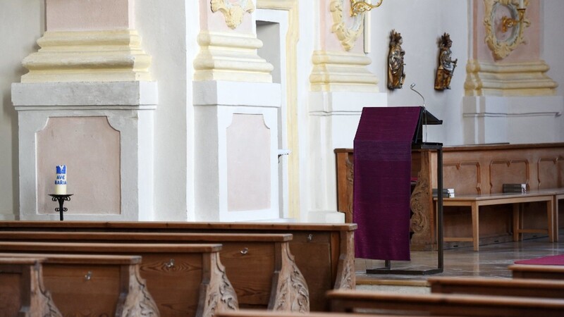 Das Rednerpult in der Pfarrkirche St. Martin, aufgenommen am 09.03.2016 in Zorneding (Bayern). Am 13.03.2016 findet der erste Sonntagsgottesdienst nach dem Weggang des vom Mord bedrohten dunkelhäutigen Pfarrers statt.
