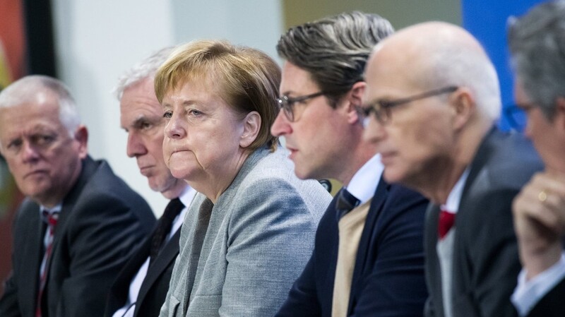 Einen Durchbruch beim Dieselgipfel konnte Bundeskanzlerin Angela Merkel (3.v.l., CDU) nicht verkünden.