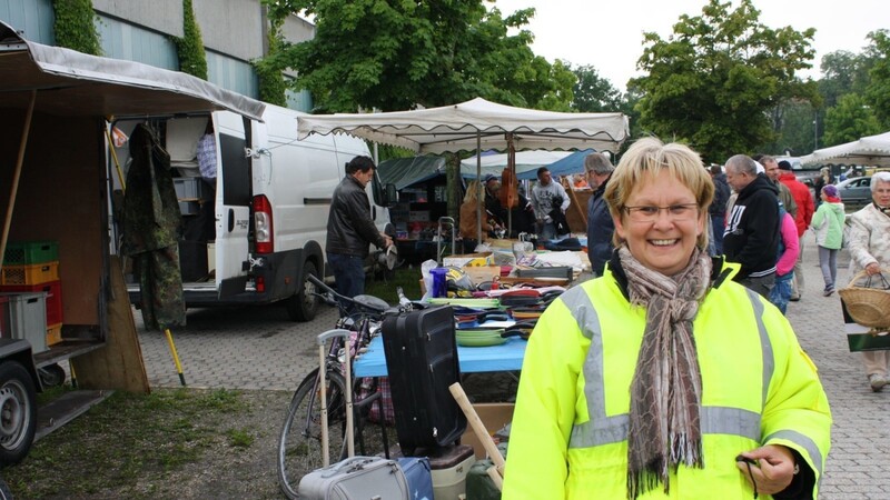 Organisatorin Brigitte Maier bei einem ihrer Flohmärkte vor der Corona-Pause. (Archivfoto)