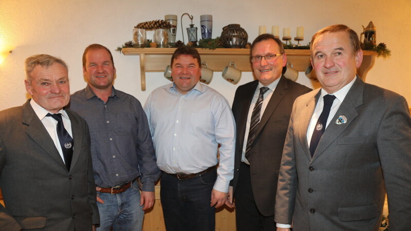 KSK-Vorsitzender Hans Dax mit den Neumitgliedern Christian und Ehrenfried Fechner sowie Bürgermeister Georg Spornraft-Penker und stellvertretender KSK-Vorsitzenden Martin Felixberger (v.l.).