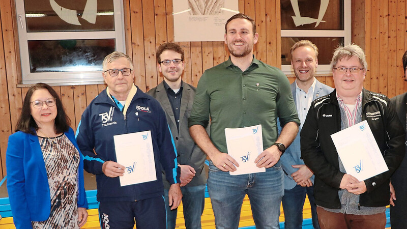 Richard Maier, Michael Grassl und Jürgen Keller (v. l.) sind frischgebackene Goldnadelträger beim TSV Mainburg. Die drei Vorsitzenden Ulrike Simon, Lorenz Söckler und Alexander Hauf gratulierten.