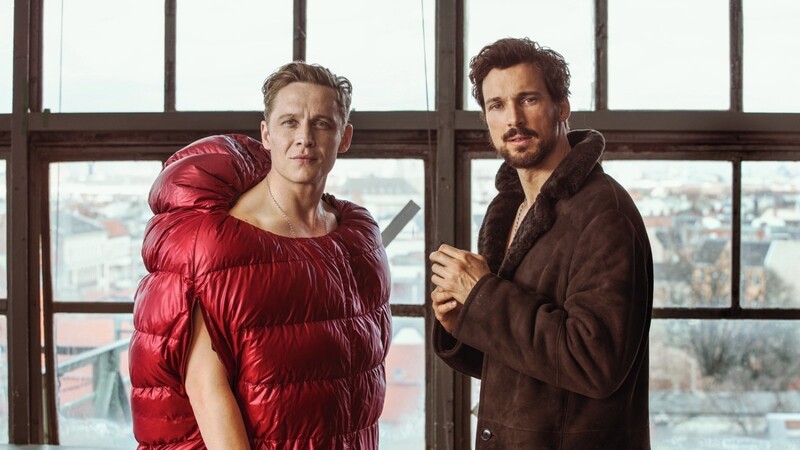 Wichtig im Winter: etwas Warmes. Toni (Matthias Schweighöfer, links) wählt den Schlafsack, Paul (Florian David Fitz) den Mantel.