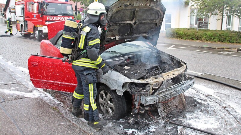 In Langengeisling fing ein Auto Feuer.