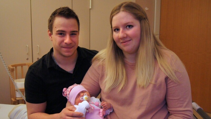 Die frischgebackenen Eltern Brandon und Nadja Human halten voller Stolz ihre kleine Isabella im Arm.