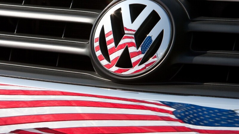 Die US-Regierung hat im Abgas-Skandal Klage gegen Volkswagen eingereicht. Dem Konzern werden der Einsatz von Betrugssoftware und Verstöße gegen das Luftreinhaltegesetz "Clean Air Act" vorgeworfen, wie das Justizministerium am Montagabend in Washington mitteilte.