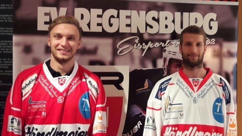 Daniel Stiefenhofer (links) und Nikola Gajovsky präsentieren die neuen EVR-Trikots.