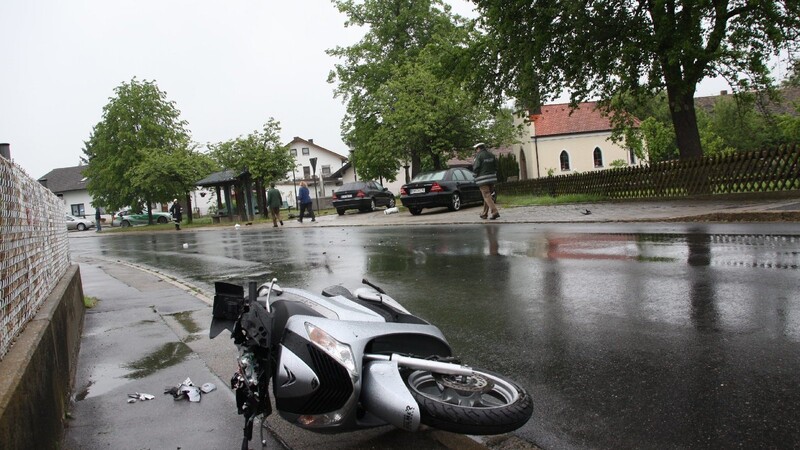 In der Ortsmitte von Schachendorf ist am Dienstag ein Kleinkraftradfahrer tödlich verunglückt.