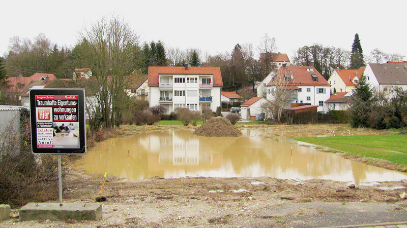 Ein Bild von Heiligabend: Auf dem besagten Grundstück in der Bergmannstraße, wo die Humusschicht schon abgetragen und der Baukörper abgesteckt sind, hat sich nach den Regenfällen der Vortage ein See gebildet.