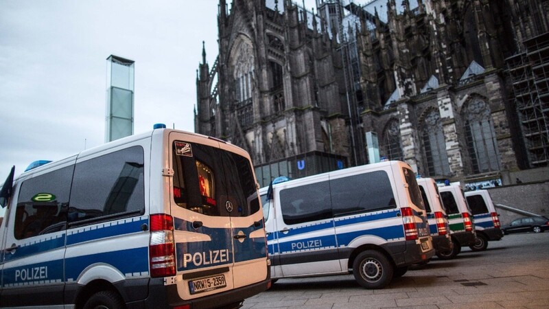 Polizeiwagen stehen am 10.01.2016 in Köln (Nordrhein-Westfalen) vor dem Hauptbahnhof und dem Dom. Nach den sexuellen Übergriffen auf Frauen in der Silvesternacht verstärkt die Polizei die Präsenz am Hauptbahnhof.