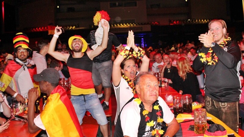 Eine Mallorca-Party in schwarz-rot-gold gab es nach dem knappen Sieg über Schweden.