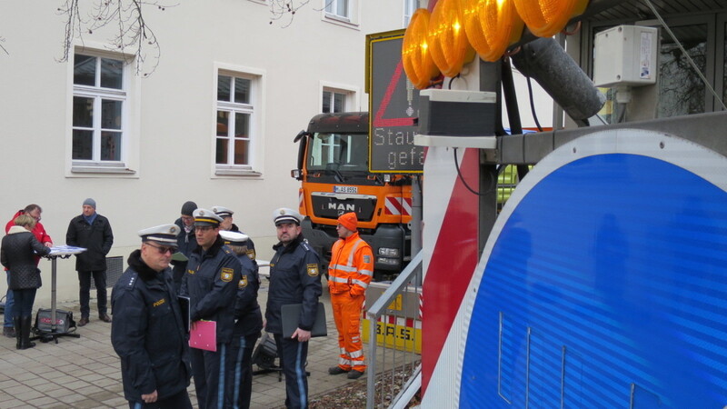 Seit dem Frühjahr wurde die mobile Stauwarnanlage im Zuge des A3-Ausbaus stetig erweitert. Am Freitag stellten die Polizei und die Autobahndirektion Südbayern die Fortschritte vor.