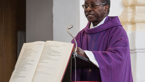 Der Pfarrer Olivier Ndjimbi-Tshiende spricht am 6.März in der Kirche von Zorneding.