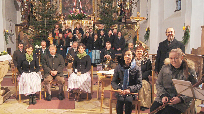 Die Teilnehmer des Adventsingens in der Eugenbacher Kirche St. Georg.
