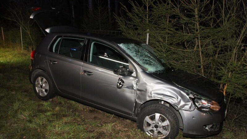 Auf der B16 bei Bernhardswald ist am Sonntagabend ein Pannenhelfer von einem vorbeifahrenden Auto erfasst und tödlich verletzt worden.
