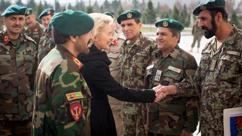 Bundesverteidigungsministerin Ursula von der Leyen (CDU) spricht am 07.12.2015 im Camp Shaheen, ein Feldlager der afghanischen Armee in der Nähe von Masar-i-Scharif (Afghanistan) mit Soldaten. Die Verteidigungsministerin besucht für zwei Tage Afghanistan.