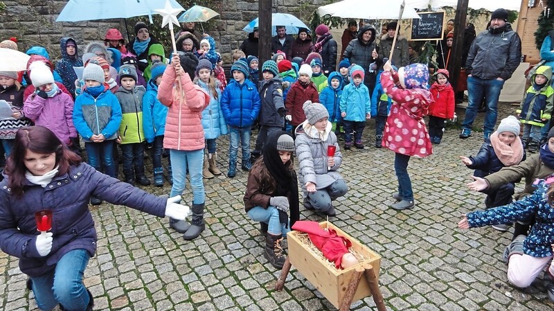 Kinder der Hohenbogen-Grundschule und aus dem Kindergarten boten zum Weihnachtsmarkt ein schönes Programm.
