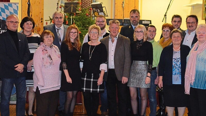 Hans Schiller (8. von links) feierte seinen 50. Geburtstag mit seiner Familie und rund 160 Gästen.