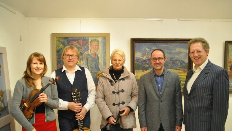 Die Ausstellung mit Werken von Paul Speiser eröffneten Bürgermeister Christian Mayer (v. r.), Kreisheimatpfleger Florian Jung, Monika Speiser, Michael Schneider und Karin Schneider.