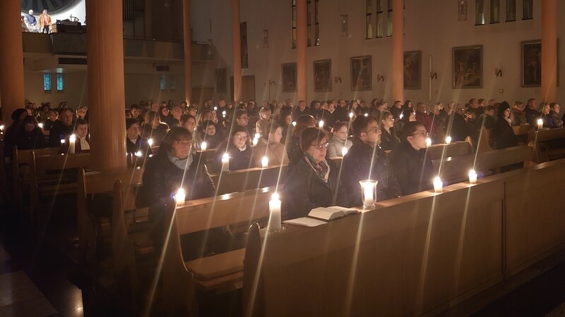 Die Feier der Osternacht im Kerzenenschein in der Stadtpfarrkirche.