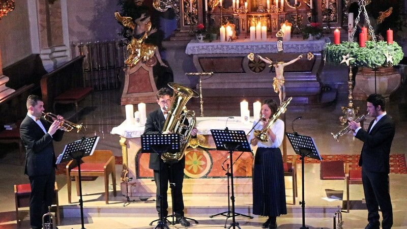 Das kleine Ensemble der Auer Marktkapelle spielte am ersten Adventssonntag in der Pfarrkirche.
