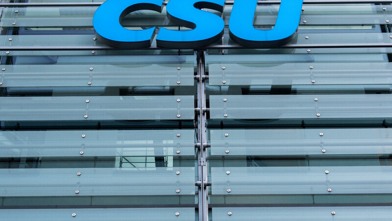 Das Logo der CSU an der Außenfassade des CSU-Parteizentrale.