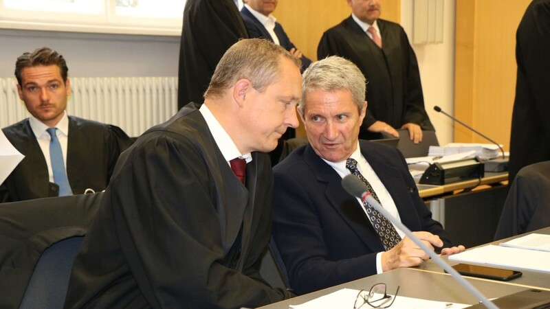 Volker Tretzel mit seinem Anwalt Jörg Meyer.