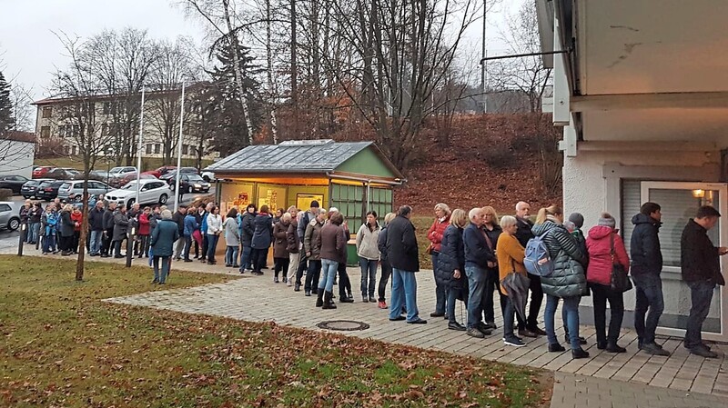 Lange Schlangen vor der Tourist-Info in Rimbach. Der "Brandner Kaspar" 2019 war nach wenigen Stunden ausverkauft.