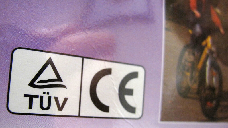 Ein TÜV-Prüfsiegel in der Kombination mit einem CE-Zeichen.