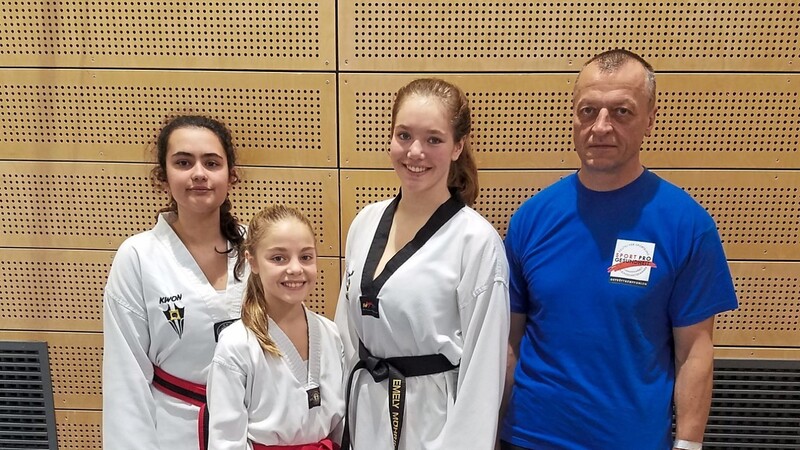 Die Taekwondo-Sportlerinnen vom TSV Rudelzhausen mit Trainer Josef Zellner.