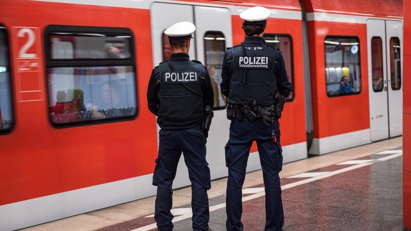 Scheußlicher Übergriff am frühen Sonntagmorgen auf zwei junge Frauen aus Afrika in einer Münchner S-Bahn. (Symbolbild)
