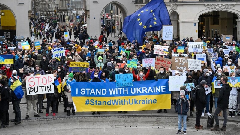 Demonstranten hielten am Samstag Plakate mit der Aufschrift "I stand with Ukraine" oder "Stop Putin" bei einer Demonstration am Stachus in München gegen Russlands Angriff auf die Ukraine.