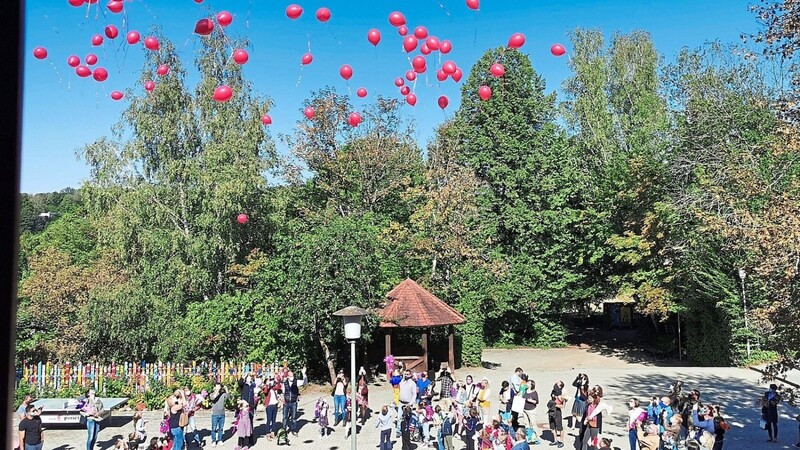 Viel Spaß bereitete den Erstklässlern der Luftballonstart am ersten Schultag.