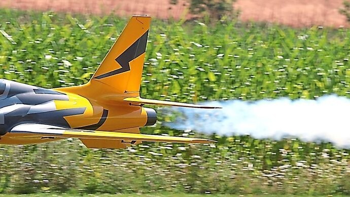 Ohne Pilot, dafür mit Rauch: Auch Jets sind bei den Modellfliegern vertreten.