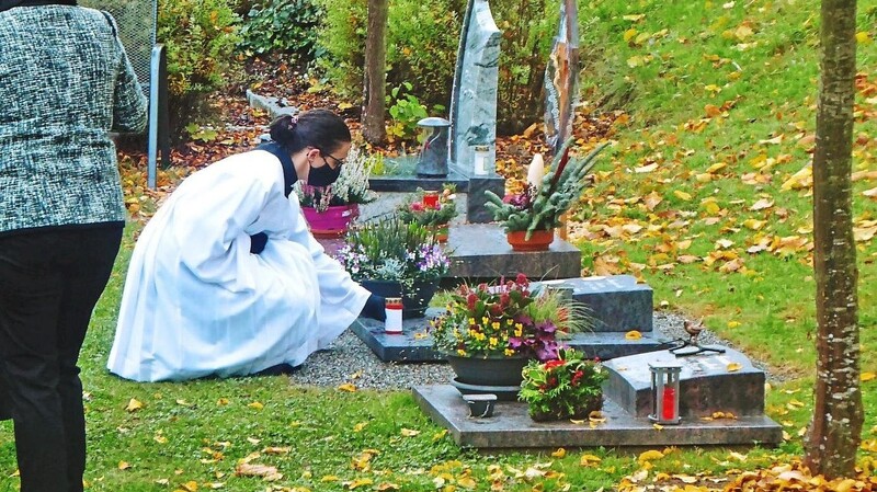 Auf das Grab eines jeden Gleißenbergers, der in den letzten zwölf Monaten gestorben ist, wurde eine Kerze gestellt.