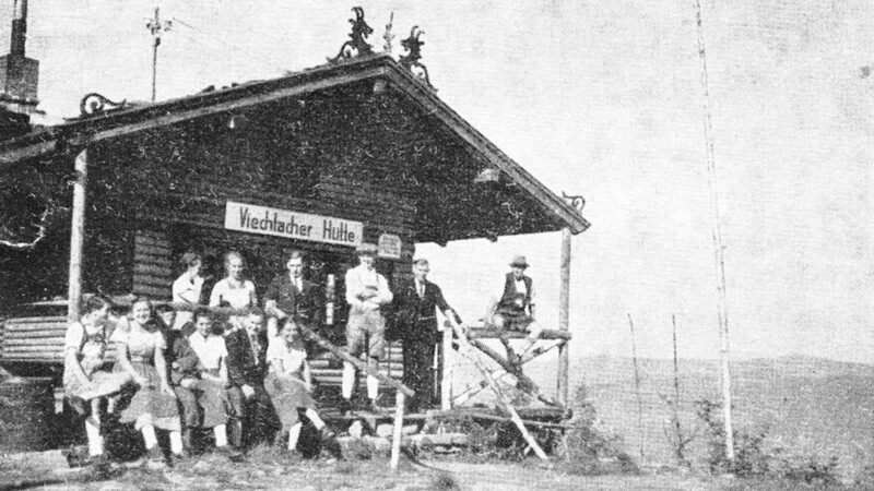 Besucher auf der Viechtacher Hütte in den 1960er Jahren.