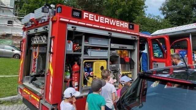 Die Feuerwehrleute zeigten den Kindern neben dem Einsatzwagen auch ihre Schutzausrüstung.