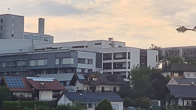 Ein Rettungshubschrauber im Anflug auf das Donau-Isar-Klinikum.