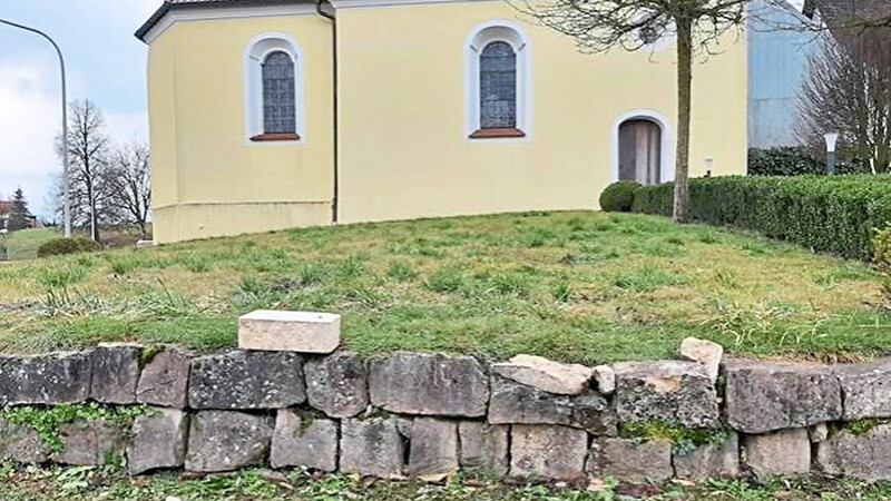Marode ist die Kirchenmauer in Horneck. Sie soll mit Mitteln aus dem Regionalbudget saniert werden.