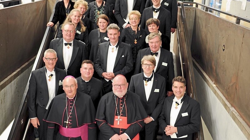 Auf den Stufen der Uni-Mensa: die 19 Neuaufgenommenen mit (vorne) Kardinal Reinhard Marx und Bischof Rudolf Voderholzer sowie Innenminister Joachim Herrmann (hinten, rechts)