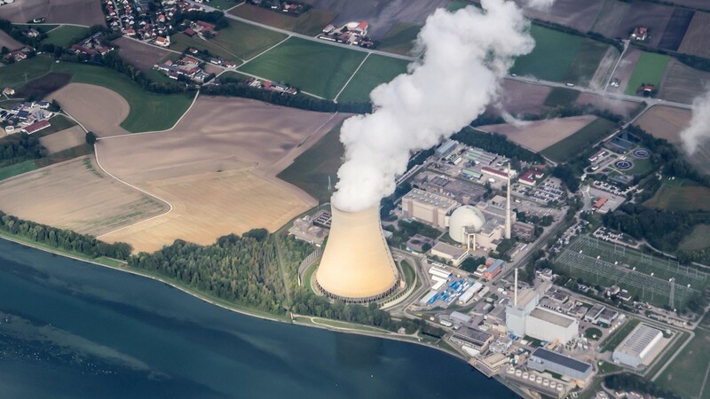 Die Entscheidung von Bundeskanzler Olaf Scholz (SPD) zum Weiterbetrieb dreier deutscher Atomkraftwerke ist in Bayern auf ein unterschiedliches Echo gestoßen.