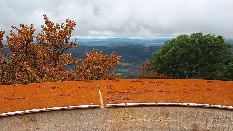 Auf der Metallummantelung der Aussichtsplattform sind neben den Angaben zu den umliegenden Orten und Erhebungen bereits viele Namensschilder von Spendern angebracht.