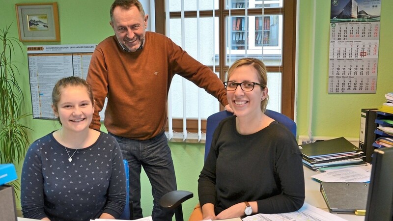 Die Mainburger Wahlleiterin Claudia Schuller (rechts), ihr Stellvertreter Wolfgang Rist und die Auszubildende Sophia Ecker prüfen derzeit die eingereichten Wahlvorschläge der Parteien und politischen Gruppierungen.